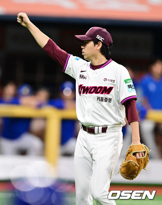 [OSEN=지형준 기자] 23일 오후 서울 고척스카이돔에서 2026 신한 SOL KBO리그 키움 히어로즈와 삼성 라이온즈의 경기가 열렸다.이날 키움은 하영민, 삼성은 양창섭을 선발로 내세웠다.5회초 1사 3루에서 키움 하영민이 삼성 최형우의 1루 라인드라이브에 데이비슨의 호수비로 이닝을 마치며 기뻐하고 있다. 2026.07.23 / jpnews@osen.co.kr