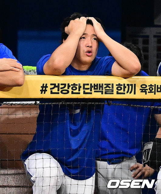 [OSEN=지형준 기자] 23일 오후 서울 고척스카이돔에서 2026 신한 SOL KBO리그 키움 히어로즈와 삼성 라이온즈의 경기가 열렸다.이날 키움은 하영민, 삼성은 양창섭을 선발로 내세웠다.연장 10회초 1사 2루에서 삼성 김성윤이 투수 플라이로 물러나자 양창섭이 아쉬워하고 있다. 2026.07.23 / jpnews@osen.co.kr