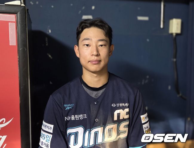 [OSEN=잠실, 한용섭 기자] 프로야구 NC 다이노스 김한별이 23일 잠실구장에서 열린 LG 트윈스와 경기에서 8회말 1사 만루 위기에서 다이빙캐치로 안타성 타구를 잡아 병살 플레이로 연결했다. NC가 7-5로 승리, 경기 후 김한별이 취재진과 인터뷰를 하고 있다. /orange@osen.co.kr