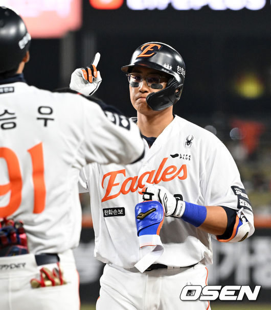 [OSEN=대전, 이대선 기자] 1일 대전 한화생명볼파크에서 2026 신한 SOL KBO리그 한화 이글스와 KT 위즈의 경기가 열렸다.이날 한화는 류현진, KT는 고영표를 선발로 내세웠다.3회말 2사 1루에서 한화 채은성이 좌전안타를 치고 환호하고 있다. 2026.04.01 /sunday@osen.co.kr