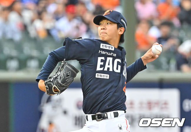 [OSEN=부산, 이석우 기자] 7일 부산 사직야구장에서 2026 신한 SOL KBO 리그 롯데 자이언츠와 한화 이글스의 경기가 열렸다. 홈팀 롯데는 비슬리가, 방문팀 한화는 황준서가 선발 출전했다.한화 이글스 선발 투수 황준서가 역투하고 있다. 2026.06.07 / foto0307@osen.co.kr
