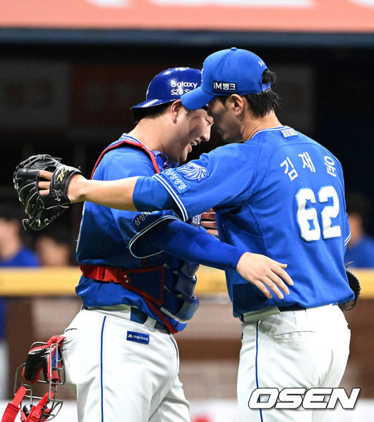 [OSEN=고척, 이대선 기자] 프로야구 삼성 라이온즈가 역전패 위기를 극복하고 주중 3연전 첫 경기 승리를 챙겼다. 삼성은 21일 서울 고척스카이돔에서 열린 ‘2026 신한은행 SOL Bank KBO리그’ 키움 히어로즈와의 경기에서 8-6으로 승리했다. 이날 승리로 삼성은 리그 선두 자리를 굳건히 지켰다.경기 종료 후 삼성 장승현, 김재윤이 승리의 기쁨을 나누고 있다. 2026.07.18 /sunday@osen.co.kr