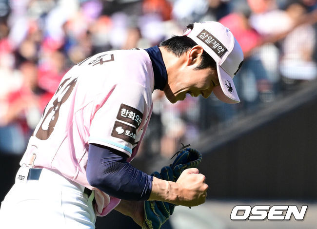 [OSEN=대전, 지형준 기자] 31일 대전 한화생명 볼파크에서 2026 신한 SOL KBO리그 한화 이글스와 SSG 랜더스의 경기가 열렸다.4연승을 노리는 한화는 윌켈 에르난데스, 전신 SK 와이번스 포함 창단 최다 12연패 위기에 몰린 SSG는 타케다 쇼타가 선발로 내세웠다.8회초 수비를 마치고 한화 이상규가 기뻐하고 있다. 2026.05.31/ jpnews@osen.co.kr