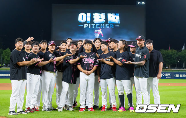 [OSEN=광주, 박준형 기자] 한화 이글스가 위닝시리즈를 따냈다.23일 광주-기아 챔피언스필드에서 열린 2026 신한은행 SOL KBO리그 KIA 타이거즈와의 팀간 12차전을 9-3로 승리했다. 선발 왕옌칭이 7이닝 2실점 호투를 펼쳤다. 문현빈의 10호 투런홈런, 페라자의 3타점 활약에 힘입어 2연승을 올렸다. KIA는 마운드, 타격, 수비 모두 흔들리며 2연패를 당했다.경기종료 후 한화 하주석과 맞트레이드 된 KIA 이형범이 KIA 동료들과 기념 사진을 찍고 있다.  2026.07.23 / soul1014@osen.co.kr