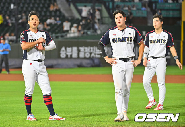 [OSEN=부산, 이석우 기자] 롯데 자이언츠 전준우, 나승엽, 고승민 011 2026.07.22 / foto0307@osen.co.kr