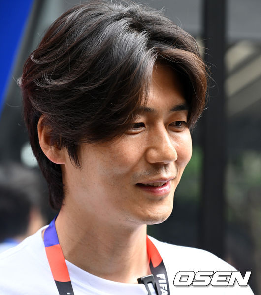 [OSEN=사포판(멕시코), 이대선 기자] 2026 북중미 월드컵에 참가하는 대한민국 축구국가대표팀이 11일(한국시각) 멕시코 과달라하라 인근 사포판의 치바스 베르데 바예에서 훈련을 진행했다.대한민국 월드컵대표팀은 오는 12일 오전 11시(한국시각) 체코와 2026년 북중미 월드컵 조별리그 A조 1차전을 펼친다.훈련장을 방문한 기성용이 관계자와 이야기를 나누고 있다. 2026.06.11 /sunday@osen.co.kr