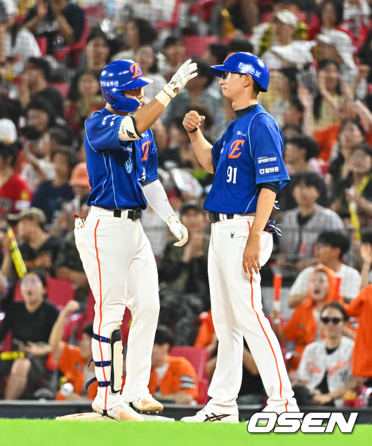 [OSEN=광주, 박준형 기자] 23일 오후 광주시 북구 광주기아챔피언스필드에서 2026 신한 SOL KBO리그 KIA 타이거즈와 한화 이글스의 경기가 진행됐다.이날 KIA는 시라카와를, 한화는 왕옌청을 선발투수로 내세웠다.6회초 무사 1,2루 오재원이 1타점 적시타를 날리고 세리머니를 하고 있다. 2026.07.23 / soul1014@osen.co.kr