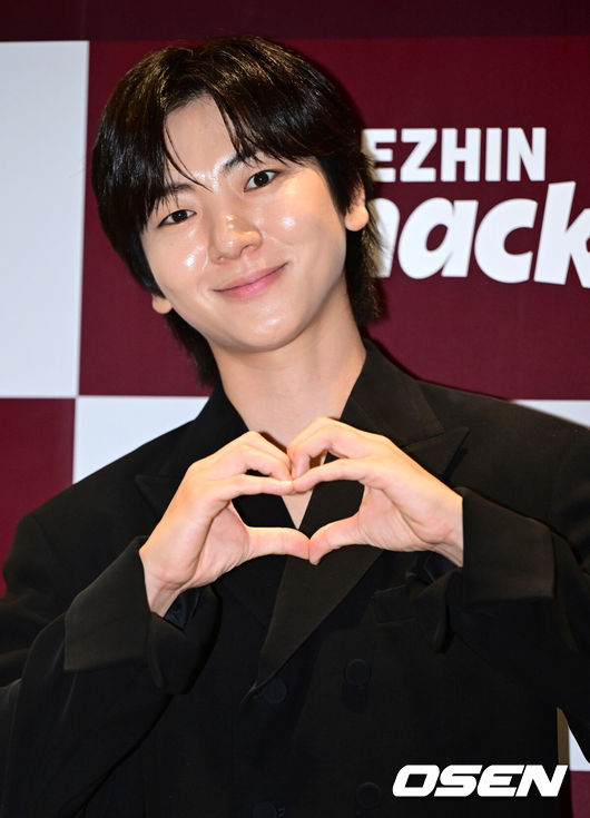 [OSEN=최규한 기자] 22일 오후 서울 청담동 아르쥬 청담에서 ‘디렉터스 아레나’ 포토콜 행사가 열렸다.지난 3일 종영한 ENA·라이프타임 예능 ‘디렉터스 아레나’는 배우·방송 PD·뮤직비디오 감독·크리에이터 등 다양한 배경의 참가자 33인이 90초 안팎의 숏드라마를 직접 연출해 경쟁하는 포맷으로 진행됐다.감독 겸 배우 이주승이 포즈를 취하고 있다. 2026.07.22 / dreamer@osen.co.kr