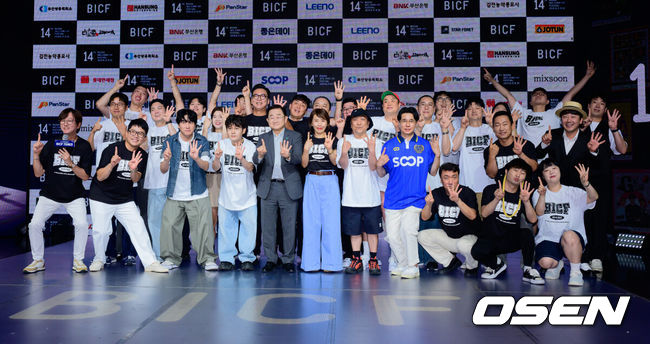 [OSEN=지형준 기자] 제14회 부산국제코미디페스티벌(BICF, 이하 부코페) 기자회견이 24일 서울 마포구 상암동 쇼킹케이팝센터에서 열렸다.아시아 최초이자 최대 규모의 국제 코미디 축제인 '부코페'는 오는 8월 21일부터 30일까지 열흘간 부산 전역에서 개최된다. 올해로 14회를 맞는 만큼 더욱 풍성한 공연과 다채로운 프로그램으로 관객들을 만날 예정이다.BICF 조직위원회를 비롯한 출연 개그맨들이 단체 사진을 촬영하고 있다. 2026.07.24 / jpnews@osen.co.kr