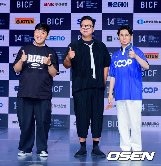 [OSEN=지형준 기자] 제14회 부산국제코미디페스티벌(BICF, 이하 부코페) 기자회견이 24일 서울 마포구 상암동 쇼킹케이팝센터에서 열렸다.아시아 최초이자 최대 규모의 국제 코미디 축제인 '부코페'는 오는 8월 21일부터 30일까지 열흘간 부산 전역에서 개최된다. 올해로 14회를 맞는 만큼 더욱 풍성한 공연과 다채로운 프로그램으로 관객들을 만날 예정이다.'갈갈이 개그콘서트' 박준형, 박성호, 임혁필이 포토타임을 하고 있다. 2026.07.24 / jpnews@osen.co.kr
