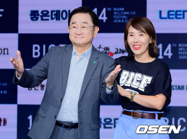 [OSEN=지형준 기자] 제14회 부산국제코미디페스티벌(BICF, 이하 부코페) 기자회견이 24일 서울 마포구 상암동 쇼킹케이팝센터에서 열렸다.아시아 최초이자 최대 규모의 국제 코미디 축제인 '부코페'는 오는 8월 21일부터 30일까지 열흘간 부산 전역에서 개최된다. 올해로 14회를 맞는 만큼 더욱 풍성한 공연과 다채로운 프로그램으로 관객들을 만날 예정이다.개그맨 이홍렬, 신봉선이 포토타임을 하고 있다. 2026.07.24 / jpnews@osen.co.kr