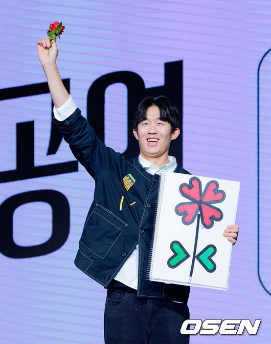 [OSEN=지형준 기자] 제14회 부산국제코미디페스티벌(BICF, 이하 부코페) 기자회견이 24일 서울 마포구 상암동 쇼킹케이팝센터에서 열렸다.아시아 최초이자 최대 규모의 국제 코미디 축제인 '부코페'는 오는 8월 21일부터 30일까지 열흘간 부산 전역에서 개최된다. 올해로 14회를 맞는 만큼 더욱 풍성한 공연과 다채로운 프로그램으로 관객들을 만날 예정이다.개그맨 이석원이 공연을 선보이고 있다. 2026.07.24 / jpnews@osen.co.kr