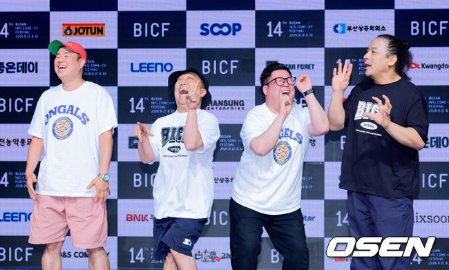 [OSEN=지형준 기자] 제14회 부산국제코미디페스티벌(BICF, 이하 부코페) 기자회견이 24일 서울 마포구 상암동 쇼킹케이팝센터에서 열렸다.아시아 최초이자 최대 규모의 국제 코미디 축제인 '부코페'는 오는 8월 21일부터 30일까지 열흘간 부산 전역에서 개최된다. 올해로 14회를 맞는 만큼 더욱 풍성한 공연과 다채로운 프로그램으로 관객들을 만날 예정이다.'옹알스' 조수원, 채경선, 하박, 이경섭이 포토타임을 하고 있다. 2026.07.24 / jpnews@osen.co.kr