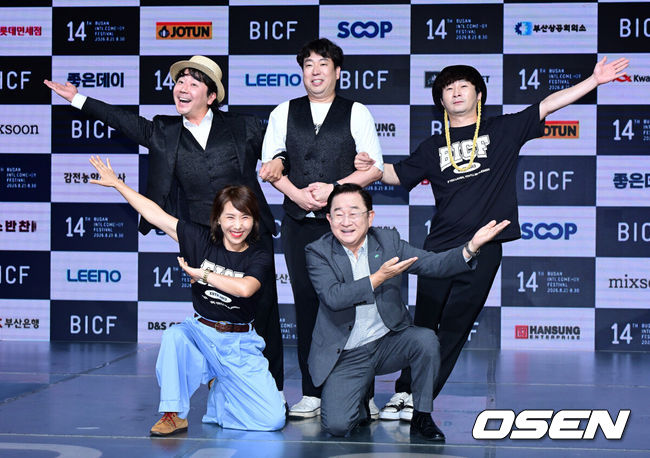 [OSEN=지형준 기자] 제14회 부산국제코미디페스티벌(BICF, 이하 부코페) 기자회견이 24일 서울 마포구 상암동 쇼킹케이팝센터에서 열렸다.아시아 최초이자 최대 규모의 국제 코미디 축제인 '부코페'는 오는 8월 21일부터 30일까지 열흘간 부산 전역에서 개최된다. 올해로 14회를 맞는 만큼 더욱 풍성한 공연과 다채로운 프로그램으로 관객들을 만날 예정이다.'전유성 없는 전유성 쇼'의 이홍렬, 신봉선, 이재형, 한현민, 정진욱이 포토타임을 하고 있다. 2026.07.24 / jpnews@osen.co.kr