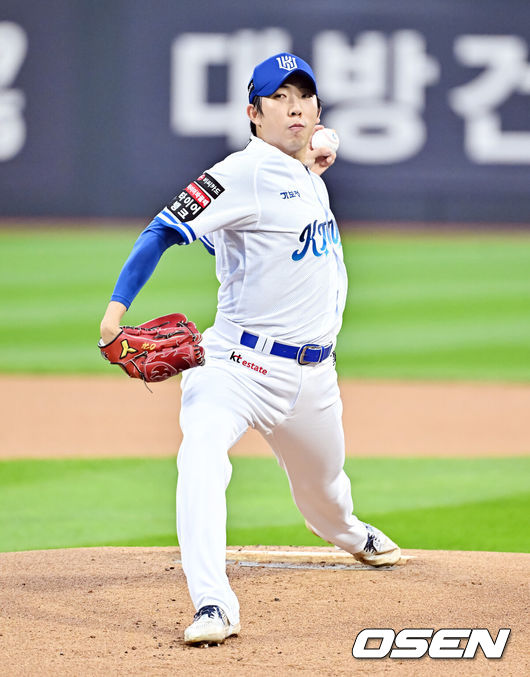 [OSEN=수원, 박준형 기자] 21일 오후 수원 KT위즈파크에서 열린 2026 신한 SOL KBO리그 KT 위즈와 두산 베어스의 경기가 진행됐다.이날 경기 KT는 오원석을, 두산은 벤자민을 선발투수로 내세웠다. 1회초 KT 선발투수 오원석이 역투하고 있다.       2026.07.21 / soul1014@osen.co.kr