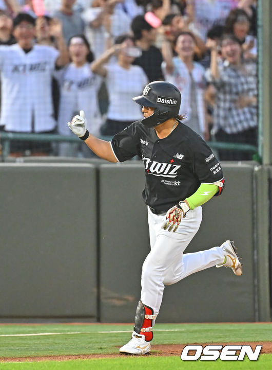 [OSEN=부산, 이석우 기자] 24일 부산 사직야구장에서 2026 신한 SOL KBO 리그 롯데 자이언츠와 KT 위즈의 경기가 열렸다. 홈팀 롯데는 나균안이, 방문팀 KT는 로건이 선발 출전했다.KT 위즈 김상수가 4회초 1사 좌월 역전 솔로 홈런을 치고 세리머니를 하고 있다. 2026.07.24 / foto0307@osen.co.kr