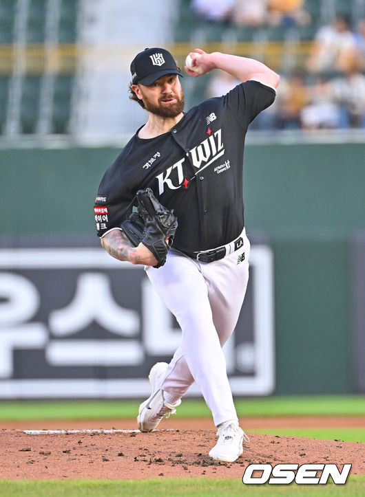 [OSEN=부산, 이석우 기자] 24일 부산 사직야구장에서 2026 신한 SOL KBO 리그 롯데 자이언츠와 KT 위즈의 경기가 열렸다. 홈팀 롯데는 나균안이, 방문팀 KT는 로건이 선발 출전했다.KT 위즈 선발 투수 로건이 역투하고 있다. 2026.07.24 / foto0307@osen.co.kr