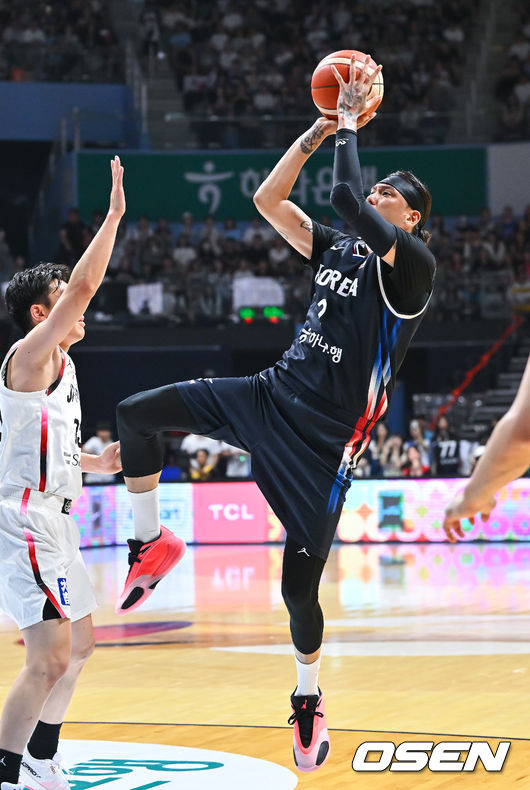 [OSEN=고양, 박준형 기자] 6일 오후 경기도 고양 소노 아레나에서 ’2027 FIBA 농구월드컵’ 아시아지역 윈도우 B조 6차전 대한민국과 일본의 경기가 열렸다.니콜라스 마줄스 감독이 이끄는 한국 남자농구대표팀(2승3패)은 일본(4승1패)을 반드시 잡아야 한다. 일본을 못 이기면 한국은 탈락이다.3쿼터 최준용이 페이드어웨이슛을 시도하고 있다.      2026.07.06 / soul1014@osen.co.kr