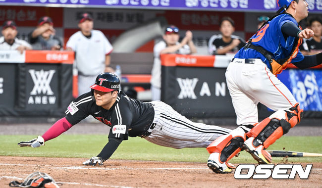 [OSEN=대전, 박준형 기자] 24일 대전한화생명볼파크에서 2026 신한은행 SOL KBO리그 한화 이글스와 LG 트윈스의 경기가 진행됐다.이날 경기에 한화는 박준영을, LG는 임찬규를 선발투수로 내세웠다.5회초 1사 1루 LG 구본혁의 동점 1타점 적시 2루타때 1루 주자 문보경이 홈쇄도하고 있다.     2026.07.24 / soul1014@osen.co.kr
