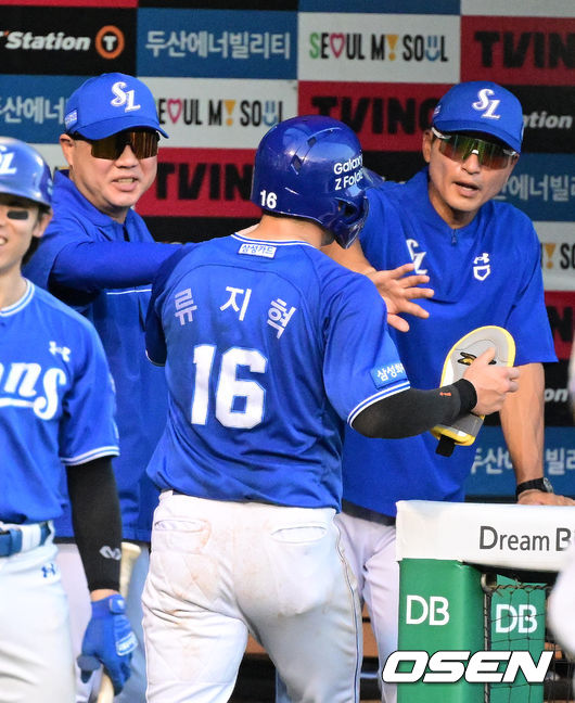 [OSEN=지형준 기자] 24일 서울 잠실야구장에서 2026 신한 SOL KBO리그 두산 베어스와 삼성 라이온즈의 경기가 열렸다.이날 두산은 최민석, 삼성은 크리스 페덱을 선발로 내세웠다.3회초 2사 만루에서 삼성 박진만 감독이 강민호의 2타점 적시타에 득점에 성공한 류지혁과 하이파이브를 하고 있다. 2026.07.24 / jpnews@osen.co.kr