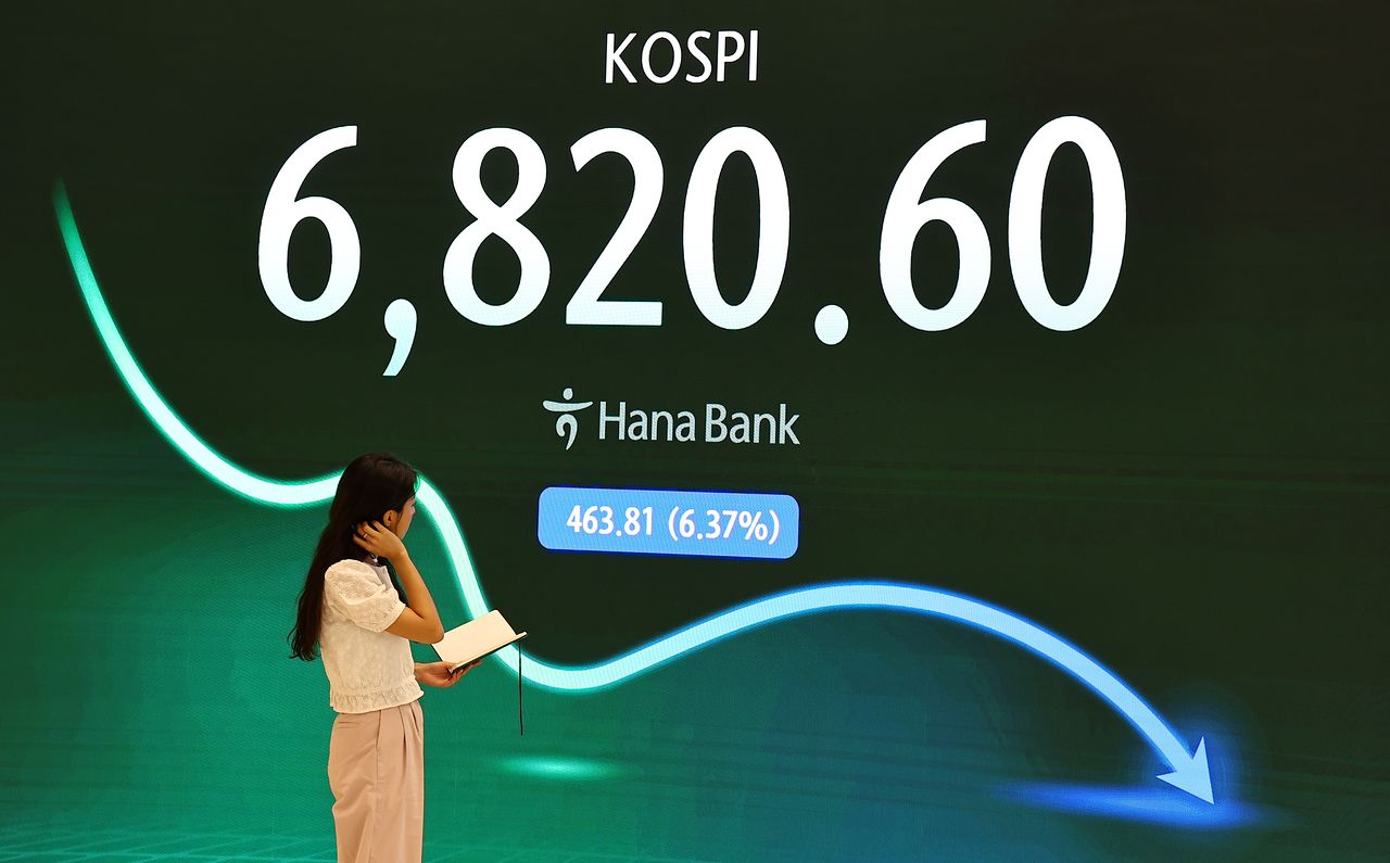 서울 중구 하나은행 본점 딜링룸 전광판 자료사진. 김종호 기자