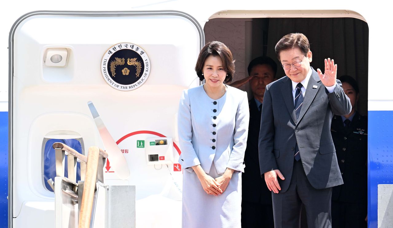 미국·남아메리카 순방에 나서는 이재명 대통령과 김혜경 여사가 24일 성남 서울공항 공군 1호기에서 환송객에게 인사하고 있다. 2026.07.24 청와대사진기자단 