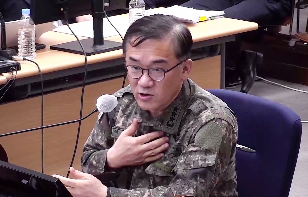 여인형 전 국군방첩사령관이 지난해 11월 24일 서울 서초구 서울중앙지방법원에서 열린 윤석열 전 대통령의 내란 우두머리 및 직권남용 권리행사 방해 혐의 사건 속행 공판에 증인으로 출석해 답변하고 있다. 뉴시스