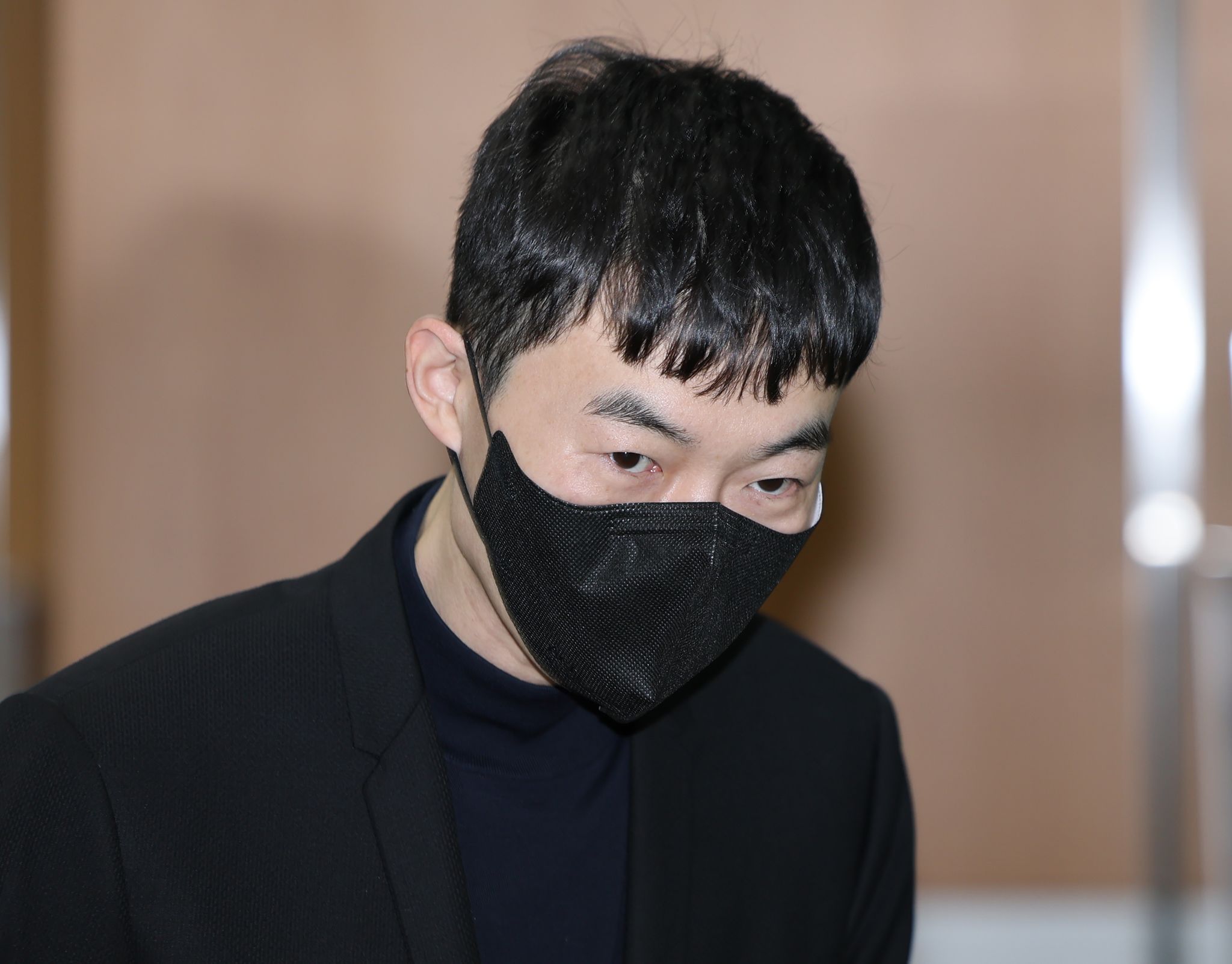 지난 4월 24일 서울 서초구 서울중앙지방법원에서 수능 모의고사 문항 거래 혐의를 받는 강사 현우진이 공판에 출석하고 있다. 연합뉴스