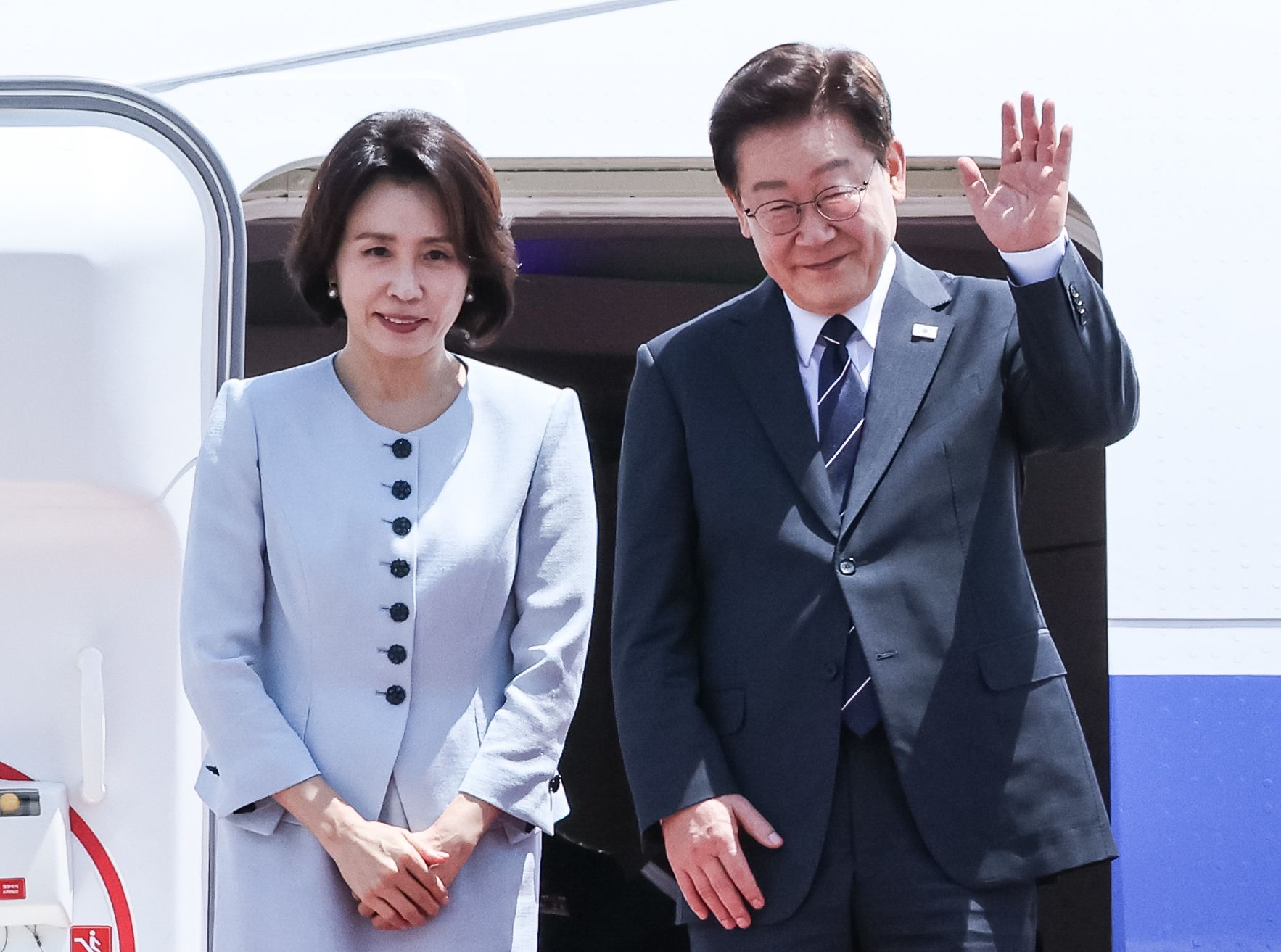 미국·남미 순방 일정에 나선 이재명 대통령과 김혜경 여사가 24일 성남 서울공항을 통해 출국하며 인사를 하고 있다. 뉴스1