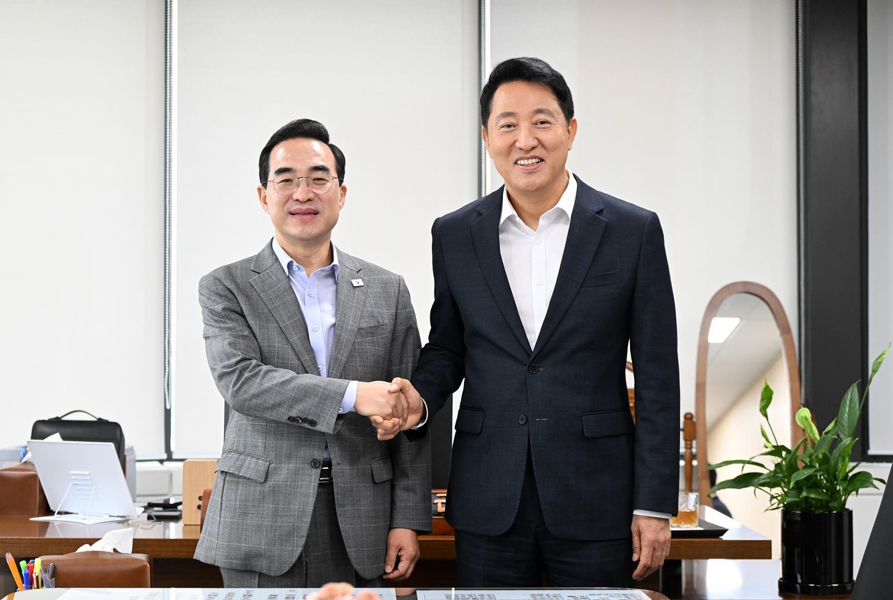 오세훈 서울시장(오른쪽)이 24일 서울 중구 한국재정정보원에서 박홍근 기획예산처 장관을 만나 기념 촬영하고 있다. 사진 서울시