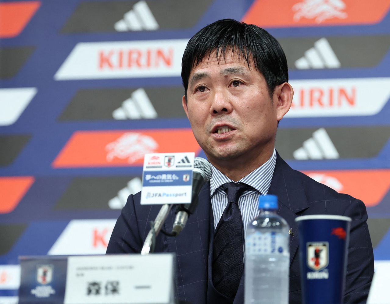 일본 축구대표팀의 모리야스 하지메 감독이 차기 아시안컵까지 일본 대표팀을 지휘하기로 합의한 뒤, 2026년 7월 24일 도쿄에서 열린 기자회견에서 취재진의 질문에 답하고 있다. 일본 언론은 일본축구협회(JFA)를 인용해 모리야스 감독의 계약이 내년 1월 7일부터 2월 5일까지 사우디아라비아에서 열리는 아시안컵을 끝으로 종료된다고 전했다. AFP=연합뉴스