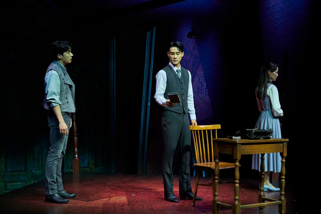 뮤지컬 ‘블랙 메리 포핀스’. 첫째 한스(가운데) 둘째 헤르만(왼쪽)은 화재 사건의 진실을 놓고 자주 갈등을 빚는다. 사진 쇼노트                