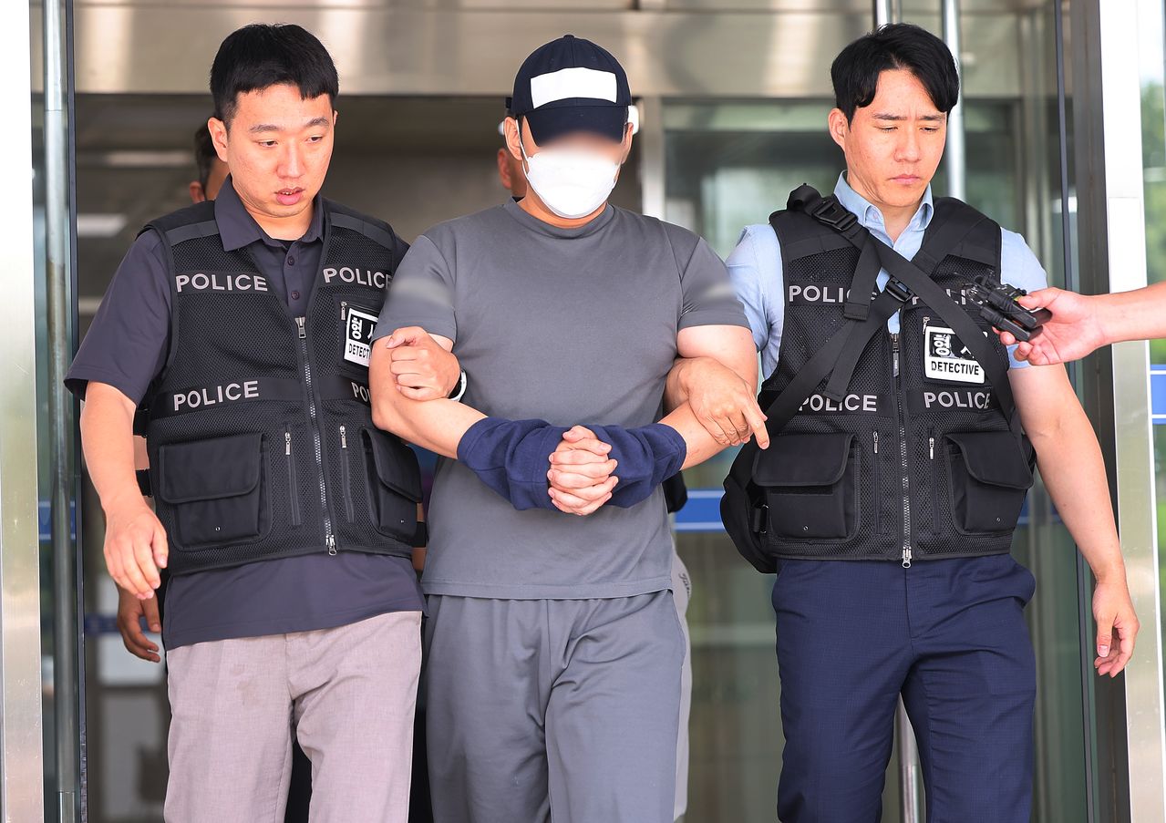 경기 화성 동탄신도시 일대에서 수십억원대 전세 사기를 저지르고 해외로 달아났다 강제 송환된 검찰 수사관이 24일 구속 전 피의자 심문(영장실질심사)에 출석하기 위해 경기도 용인동부경찰서 유치장에서 나오고 있다. 연합뉴스