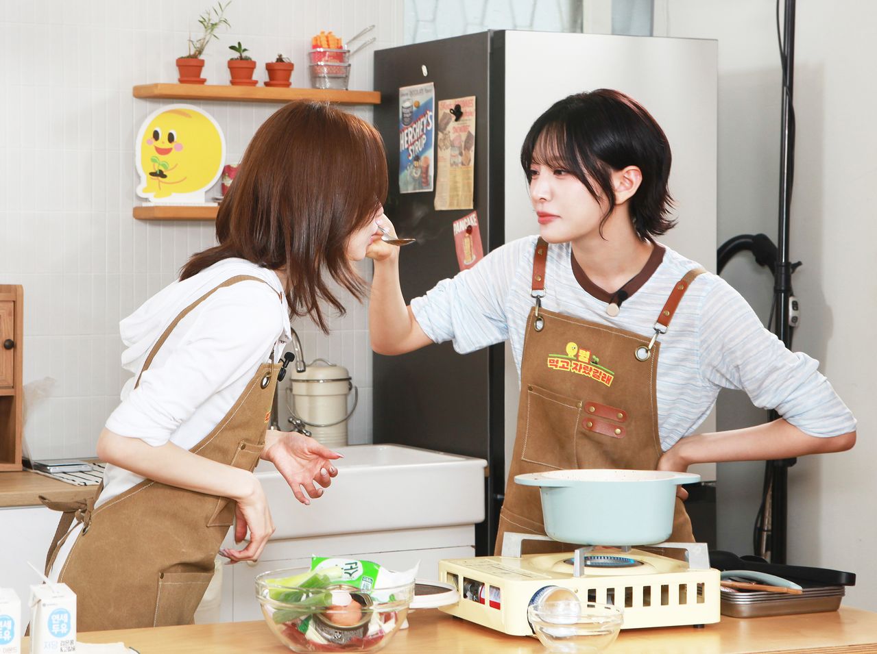 빌리의 문수아(오른쪽)와 션은 이날 마라순두부찌개를 함께 만들며 자연스러운 팀워크를 보여줬다. 사진 송미성 