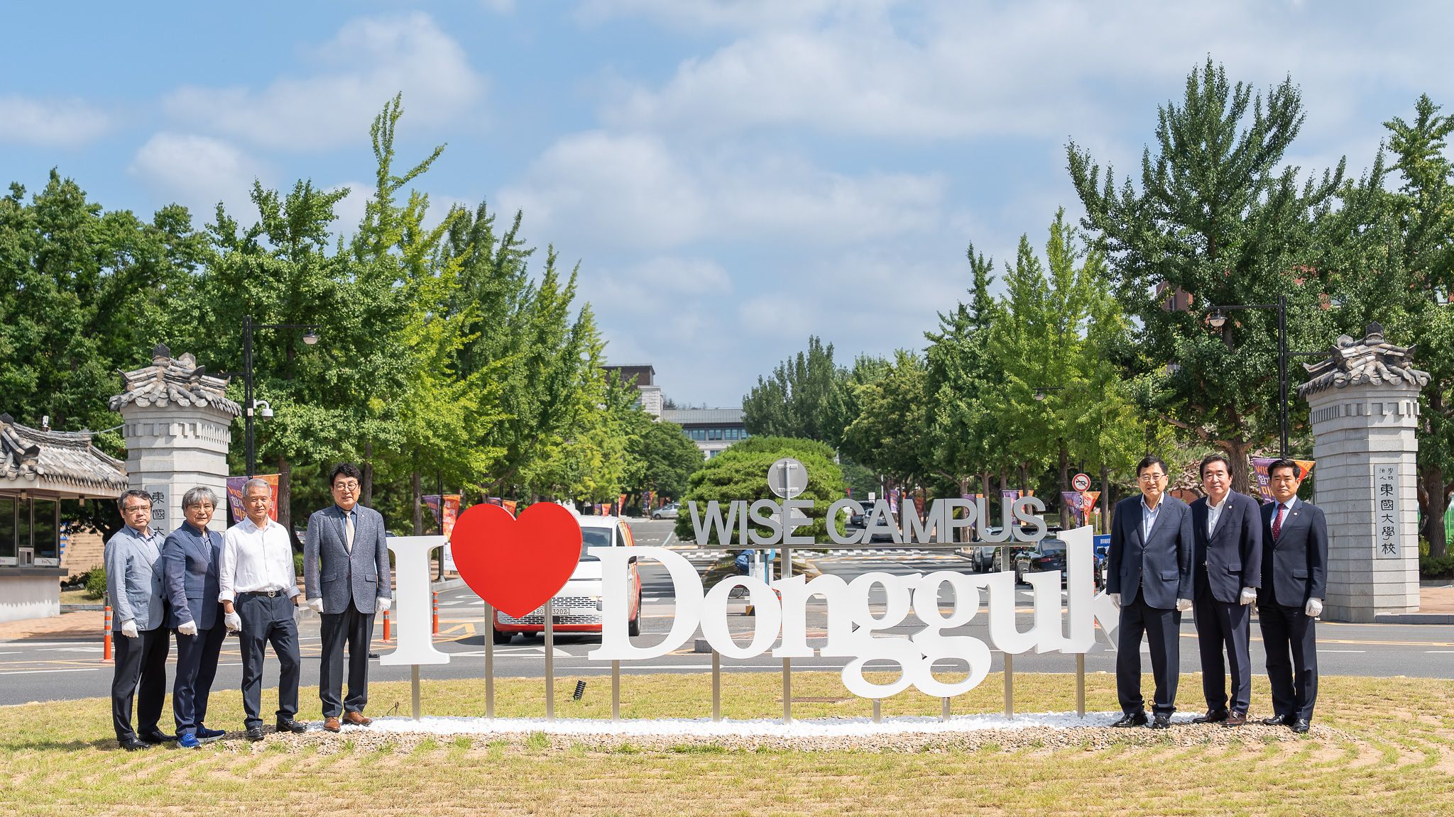 왼쪽에서 네 번째부터 류완하 동국대WISE 총장, 주낙영 경주시장, 임활 시의회의장, 이경희 경주시의회 행정복지위원장