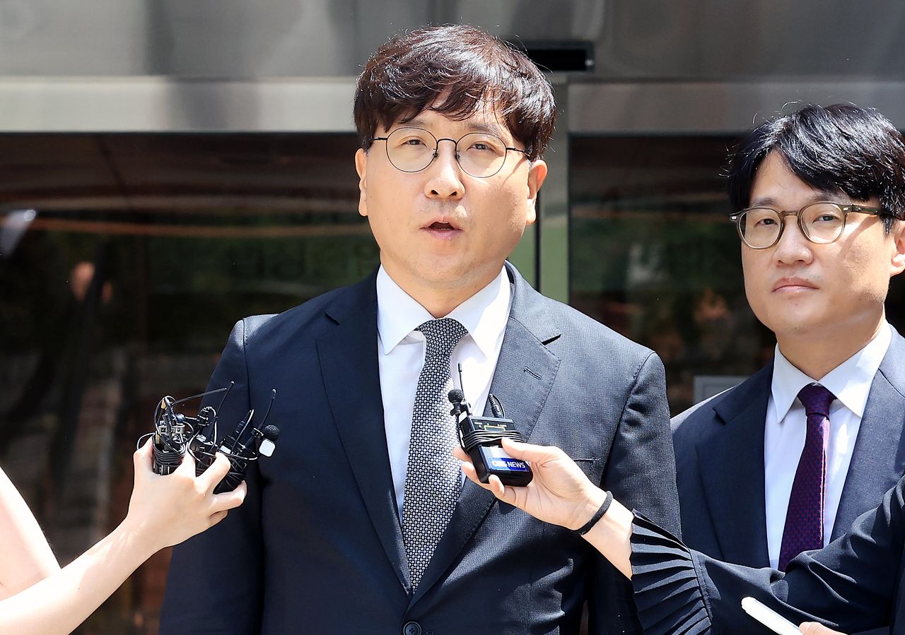 24일 서울 서초구 서울중앙지방법원에서 최 회장 측 변호인 이재근 변호사가 판결 결과에 대한 입장을 밝히고 있다. 뉴스1