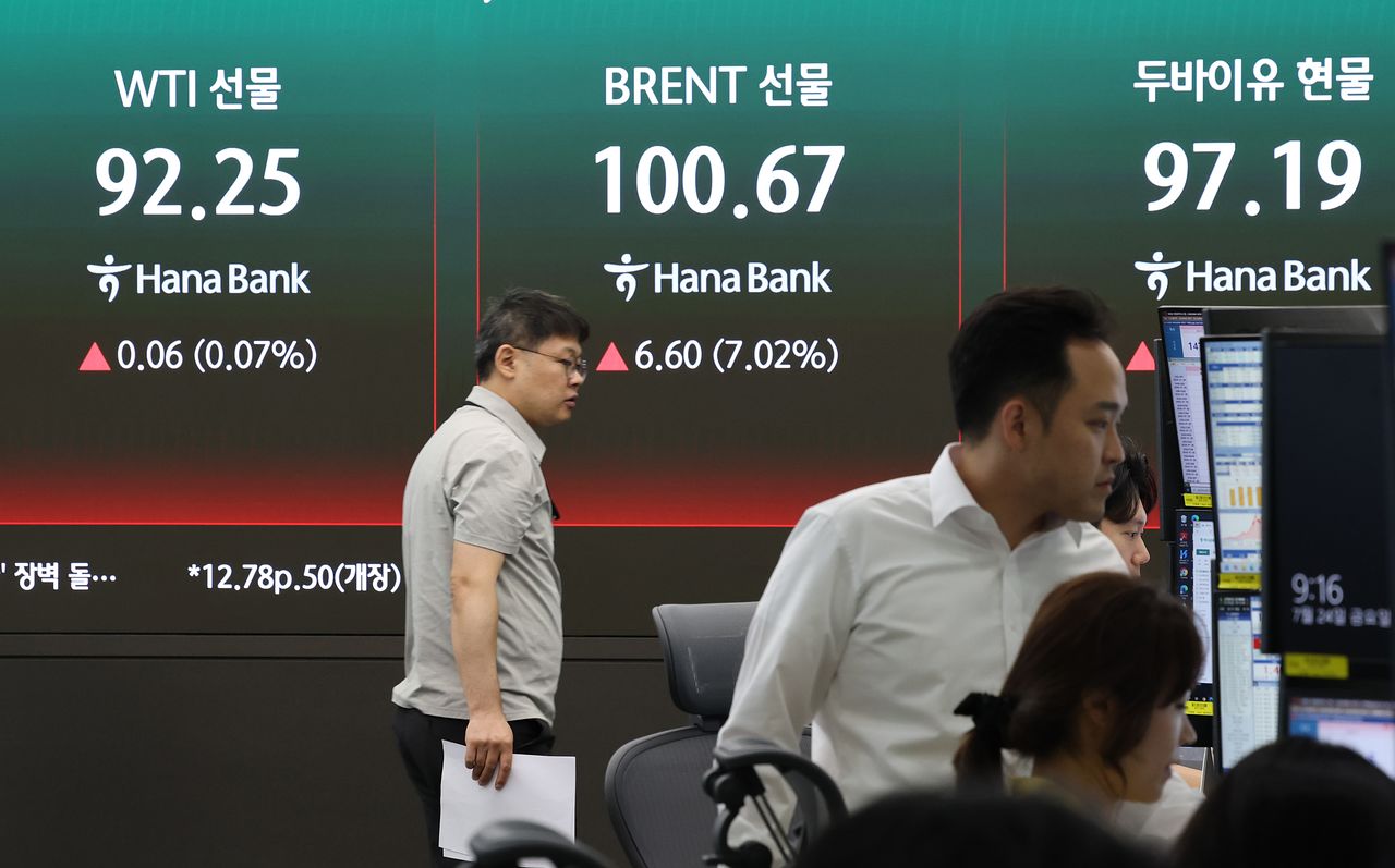 24일 서울 중구 하나은행 딜링룸에 국제 유가가 표시돼있다. 연합뉴스.