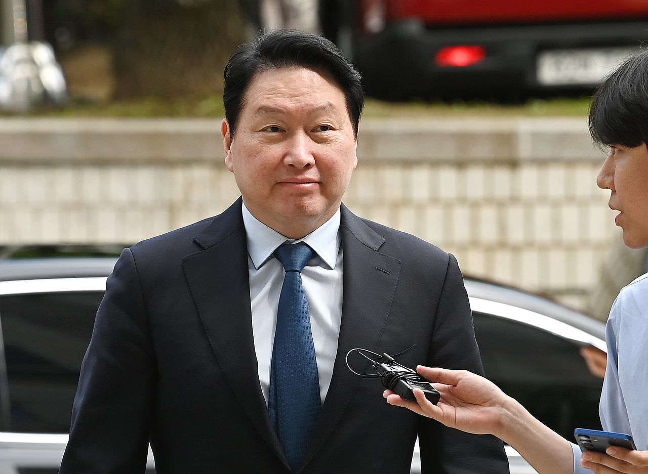 지난달 서울 서초구 서울고등법원에서 열린 재산 분할 파기환송심 2차 변론기일에 출석한 최태원 SK그룹 회장. 24일 선고에는 미국 출장 관계로 참석하지 않았다. 사진공동취재단