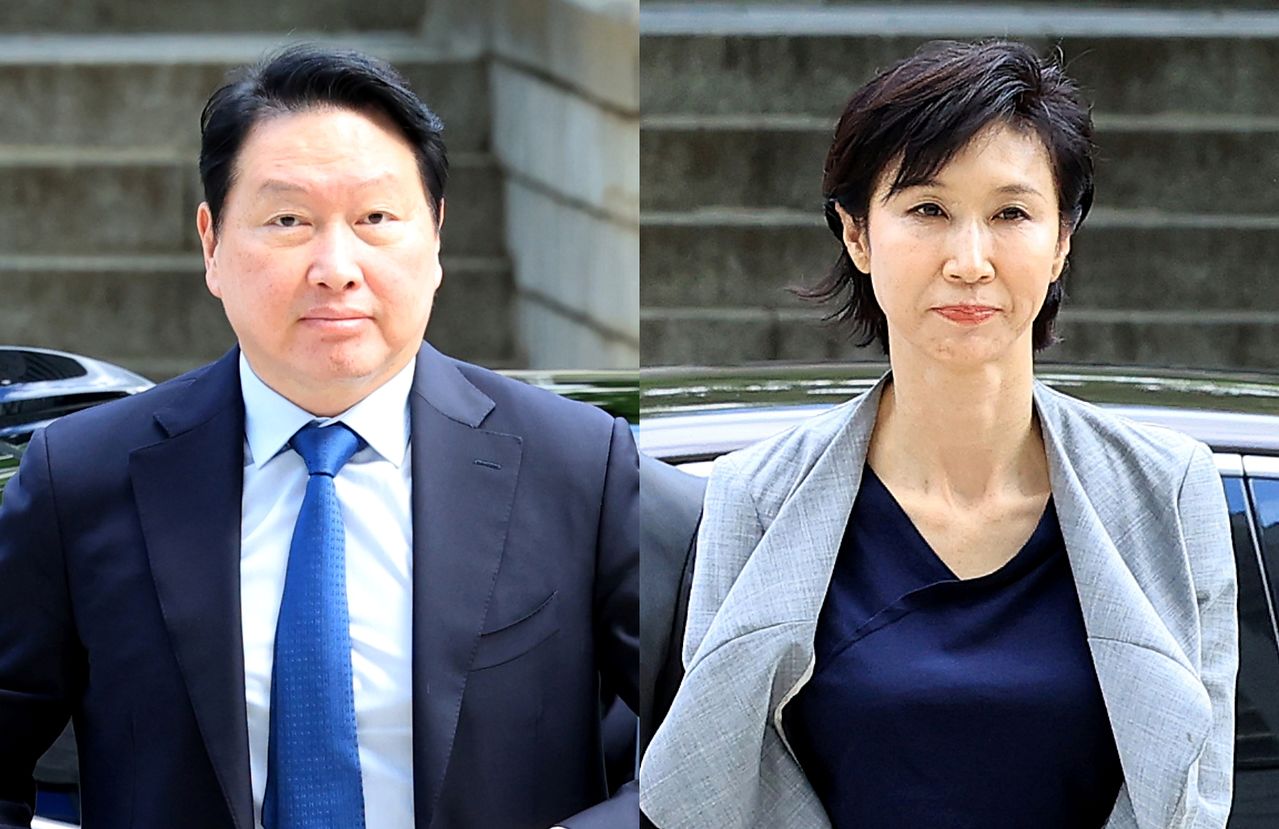 최태원 SK그룹 회장(왼쪽)과 노소영 아트센터 나비 관장(오른쪽)이 지난달 26일 서울 서초구 서울고등법원에서 열린 재산 분할 파기환송심 2차 변론기일에 출석하고 있다. 사진공동취재단