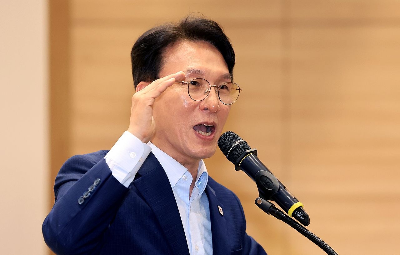 김민석 더불어민주당 당대표 후보가 25일 서울 여의도 국회의원회관 대회의실에서 열린 '정치와미래 총회 및 초청강연'에서 발언하고 있다. [뉴스1]