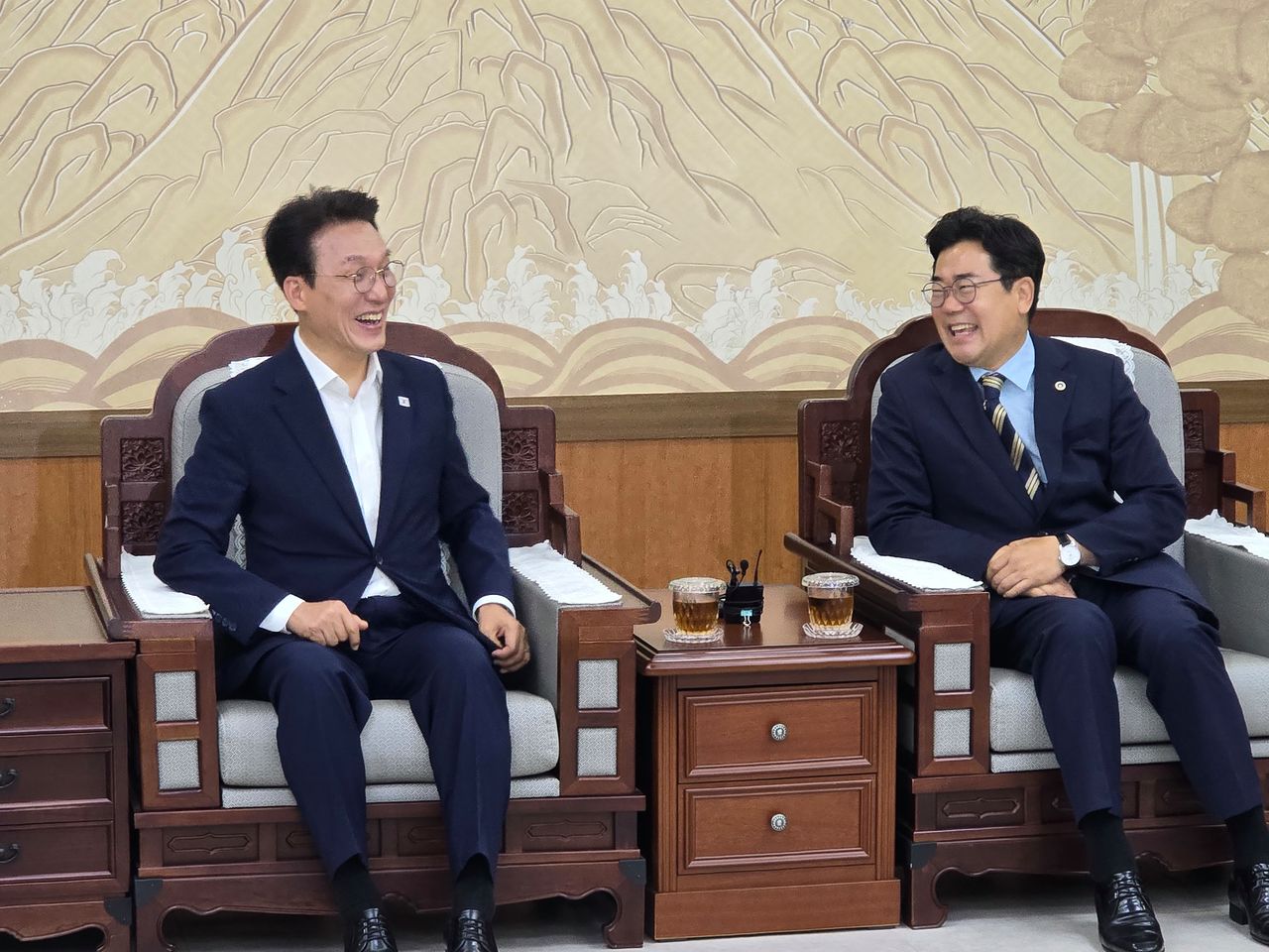 김민석 민주당 대표 후보가 24일 오전 인천시 남동구 인천시청 접견실에서 친명계인 박찬대 인천시장과 만나 대화를 나누고 있다. 뉴스1