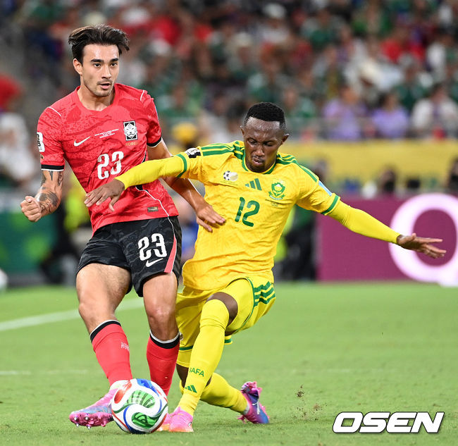 [OSEN=몬테레이(멕시코), 이대선 기자] 홍명보 감독이 이끄는 대한민국 축구대표팀은 25일(이하 한국시간) 오전 10시 멕시코 몬테레이 스타디움에서 개최된 2026 국제축구연맹(FIFA) 북중미 월드컵 조별리그 A조 최종전에서 남아프리카공화국에게 0-1 충격패를 당했다.1승2패가 된 한국은 A조 3위로 밀리며 32강 자력진출에 실패했다. 한국은 나머지 조들의 상황을 따져보고 32강에 진출할 가능성은 남아있다.후반 대한민국 옌스 카스트로프가 패스를 하고 있다. 2026.06.25 /sunday@osen.co.kr