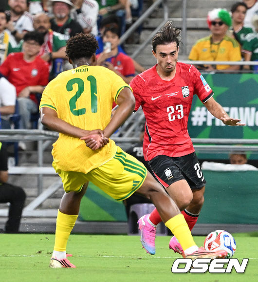 [OSEN=몬테레이(멕시코), 이대선 기자] 홍명보 감독이 이끄는 대한민국 축구대표팀은 25일(이하 한국시간) 오전 10시 멕시코 몬테레이 스타디움에서 개최된 2026 국제축구연맹(FIFA) 북중미 월드컵 조별리그 A조 최종전에서 남아프리카공화국에게 0-1 충격패를 당했다.1승2패가 된 한국은 A조 3위로 밀리며 32강 자력진출에 실패했다. 한국은 나머지 조들의 상황을 따져보고 32강에 진출할 가능성은 남아있다. 1승1무1패의 남아공이 2위로 32강 진출을 확정지었다.후반 대한민국 옌스가 드리블 돌파를 하고 있다. 2026.06.25 /sunday@osen.co.kr