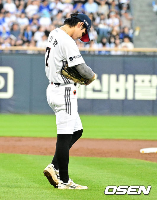 [OSEN=지형준 기자] 24일 서울 잠실야구장에서 2026 신한 SOL KBO리그 두산 베어스와 삼성 라이온즈의 경기가 열렸다. 이날 두산은 최민석, 삼성은 크리스 페덱을 선발로 내세웠다. 3회초 2사 2,3루에서 두산 박찬호가 삼성 이재현의 유격수 땅볼에 1루 송구 실책으로 실점을 허용하며 아쉬워하고 있다. 2026.07.24 / jpnews@osen.co.kr