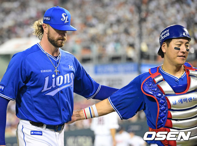 [OSEN=지형준 기자] 24일 서울 잠실야구장에서 2026 신한 SOL KBO리그 두산 베어스와 삼성 라이온즈의 경기가 열렸다. 이날 두산은 최민석, 삼성은 크리스 페덱을 선발로 내세웠다. 6회말 수비를 마치고 삼성 페덱, 강민호 배터리가 서로를 격려하고 있다. 2026.07.24 / jpnews@osen.co.kr
