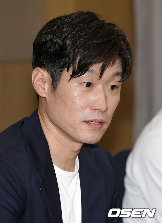 [OSEN=이대선 기자] 6일 오후 서울 올림픽파크텔에서 K-축구 혁신위원회 출범식이 열렸다.최휘영 문체부 장관과 박지성 FIFA 위원이 공동위원장을 맡고 축구·체육계 인사들이 참여하는 혁신위원회는 한국 축구의 구조적 문제를 진단하고 거버넌스 개선, 유소년 육성, 첨단 기술 도입 등 중장기 발전 방안을 마련할 계획이다.박지성 공동위원장이 모두발언을 하고 있다. 2026.07.06 /sunday@osen.co.kr