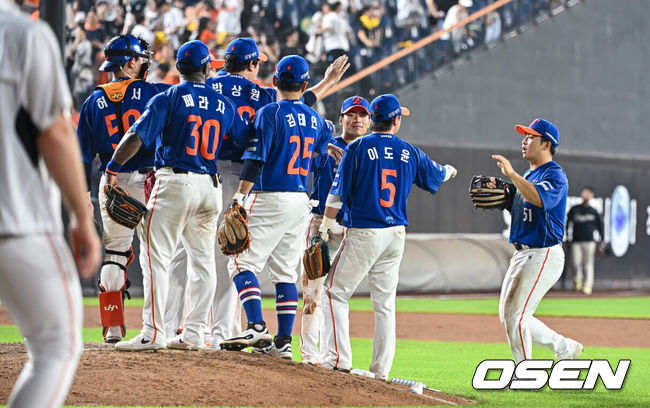 [OSEN=대전, 박준형 기자] 프로야구 한화 이글스가 3연승을 달렸다. 반면LG 트윈스는 8연패에 빠졌다.한화는24일 대전 한화생명볼파크에서 열린 2026 KBO리그 LG와 경기에서 8-4로 승리했다.경기종료 후 한화 선수들이 승리의 기쁨을 나누고 있다. 2026.07.24 / soul1014@osen.co.kr