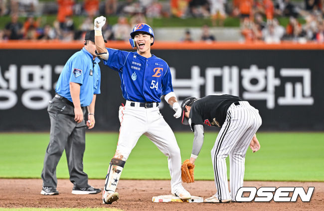 [OSEN=대전, 박준형 기자] 24일 대전한화생명볼파크에서 2026 신한은행 SOL KBO리그 한화 이글스와 LG 트윈스의 경기가 진행됐다.이날 경기에 한화는 박준영을, LG는 임찬규를 선발투수로 내세웠다.5회말 무사 2,3루 한화 오재원이 역전 2타점 적시타를 날리고 환호하고 있다.      2026.07.24 / soul1014@osen.co.kr