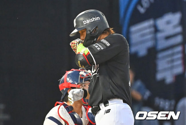 [OSEN=부산, 이석우 기자] 24일 부산 사직야구장에서 2026 신한 SOL KBO 리그 롯데 자이언츠와 KT 위즈의 경기가 열렸다. 홈팀 롯데는 나균안이, 방문팀 KT는 로건이 선발 출전했다.KT 위즈 김상수가 4회초 1사 좌월 역전 솔로 홈런을 치고 세리머니를 하고 있다. 2026.07.24 / foto0307@osen.co.kr