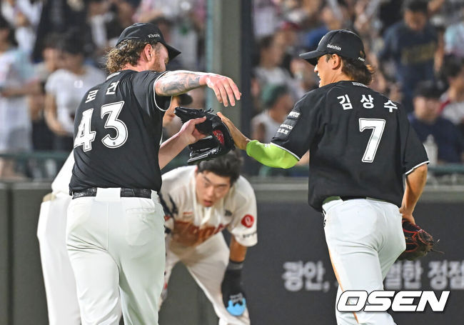 [OSEN=부산, 이석우 기자] 24일 부산 사직야구장에서 2026 신한 SOL KBO 리그 롯데 자이언츠와 KT 위즈의 경기가 열렸다. 홈팀 롯데는 나균안이, 방문팀 KT는 로건이 선발 출전했다.KT 위즈 로건이 5회말 2사 1,2루 롯데 자이언츠 한태양을 2루수 땅볼로 잡고 김상수와 기쁨을 나누고 있다. 2026.07.24 / foto0307@osen.co.kr